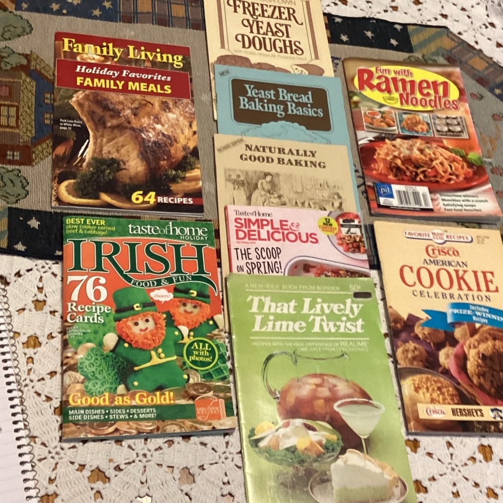 Vtg 9 assorted Paperback Cookbooks,  Taste of Home, Crisco and others